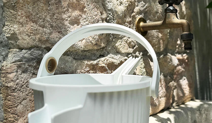 Hachiman Garden Beetle Watering can 1.5L - Red - Image 4