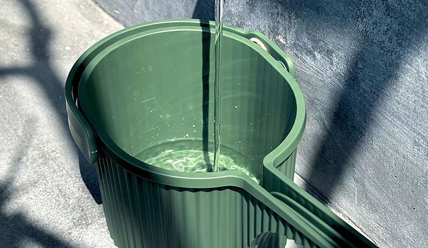 Hachiman Garden Beetle Watering can 1.5L - Red - Image 5